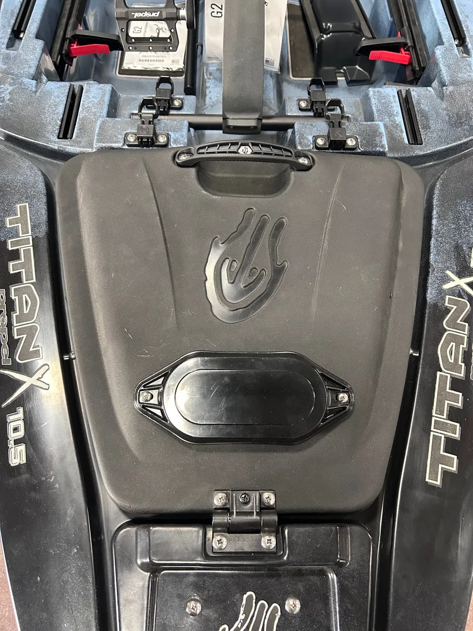 Native Watercraft Titan X 10.5 trappe avant avec charnières