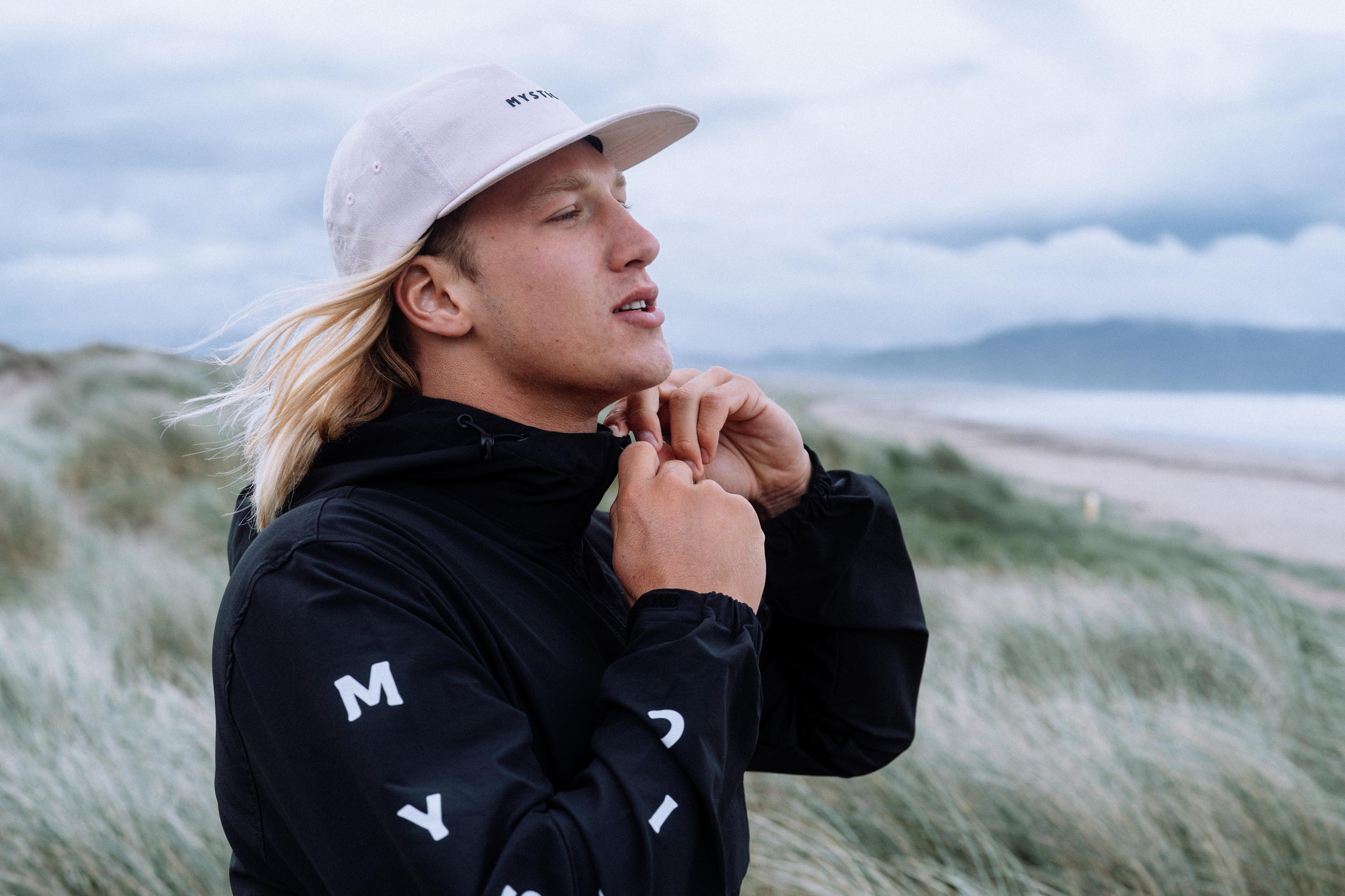 Mystic Quicksand casquette surf blanc cassé sangle clip