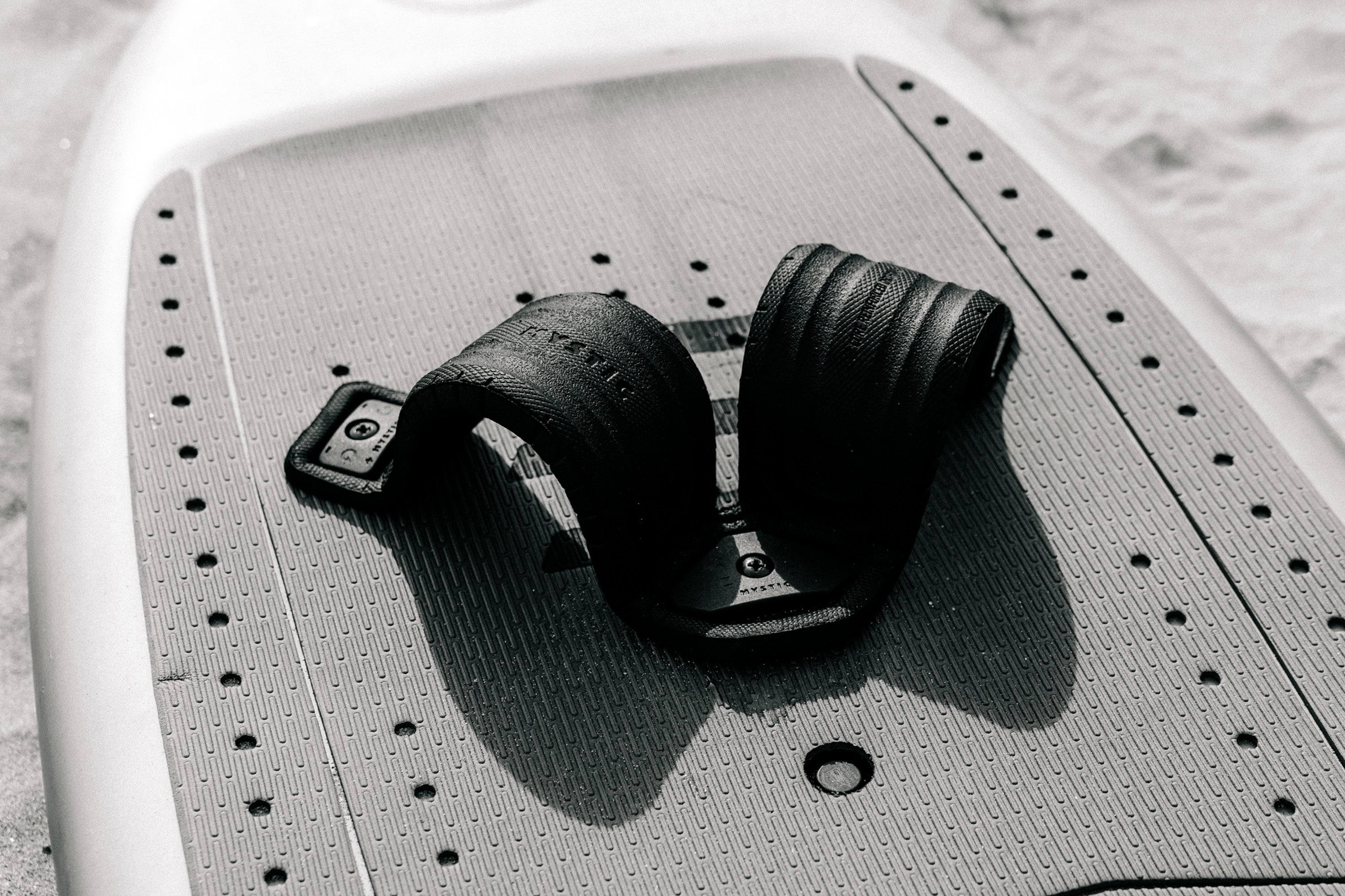 Mystic Foilboard V-Shape footstrap foil noir O/S 3D