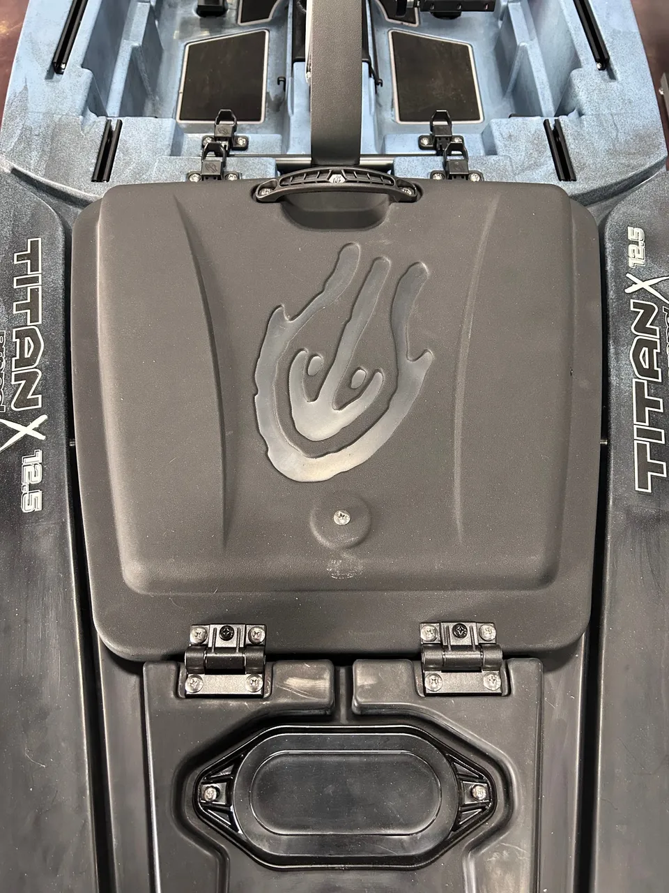 Native Watercraft Titan X 12.5 trappe avant avec charnières