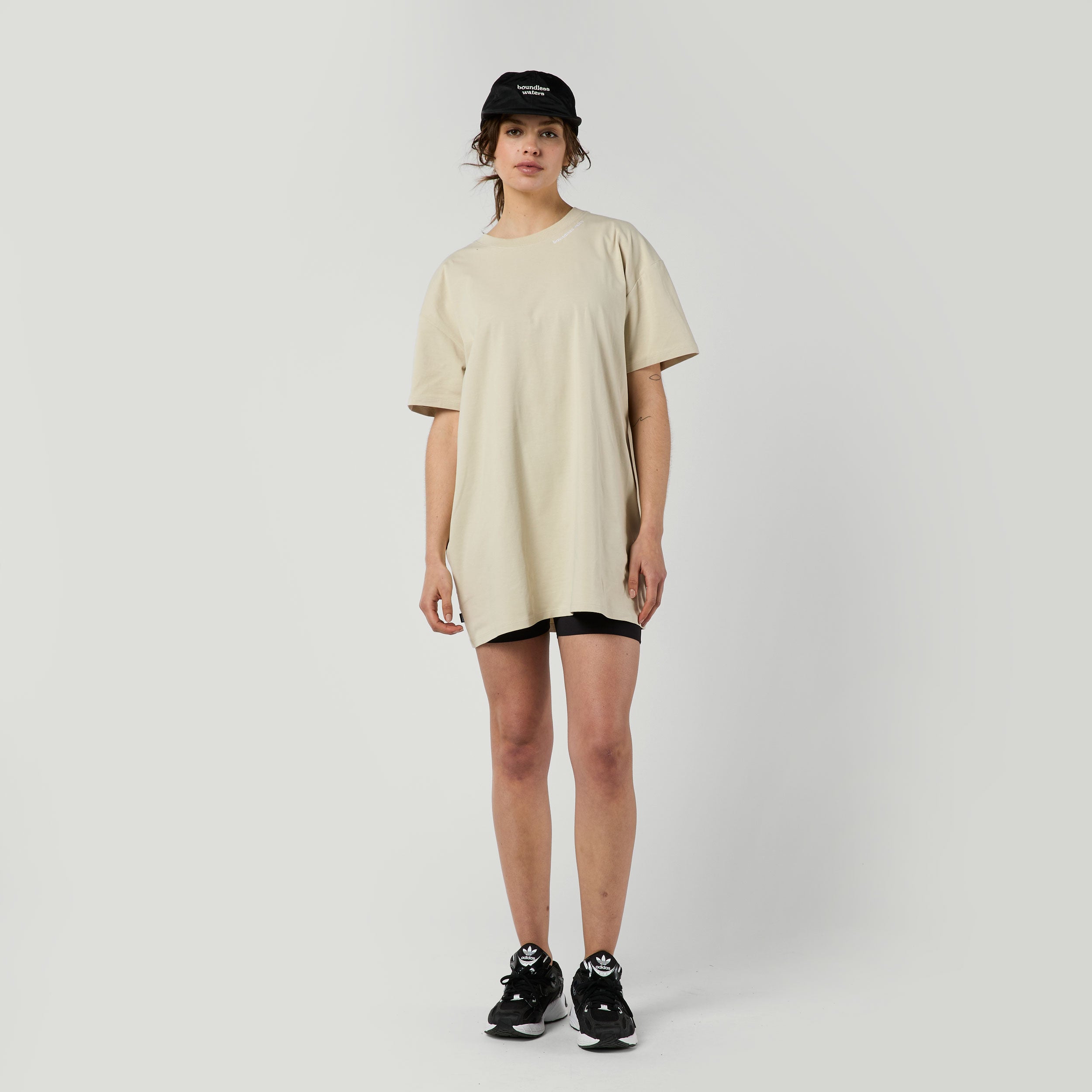 Mystic Surrender t-shirt long femme sable coupe oversize