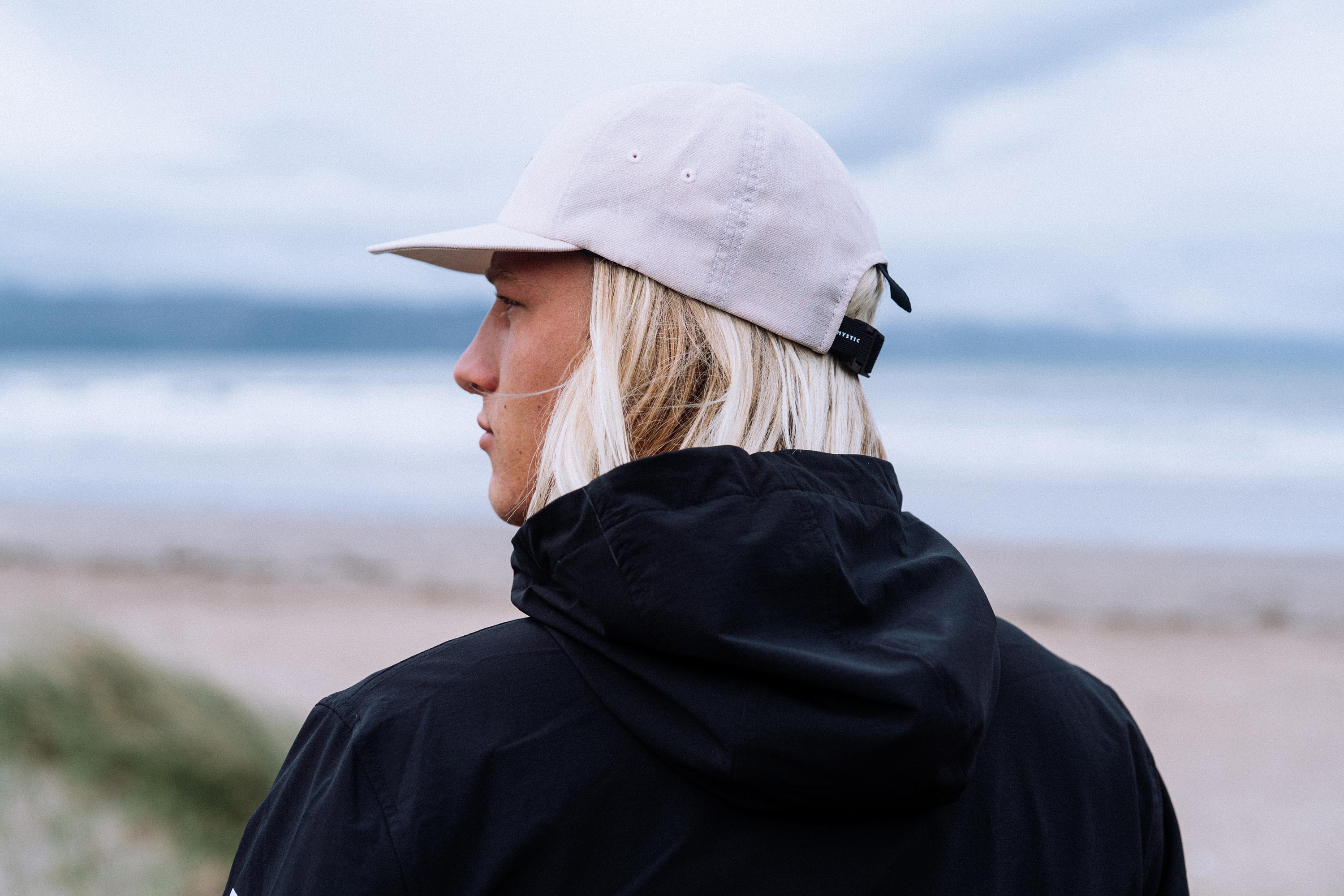 Mystic Quicksand casquette surf blanc cassé sangle clip