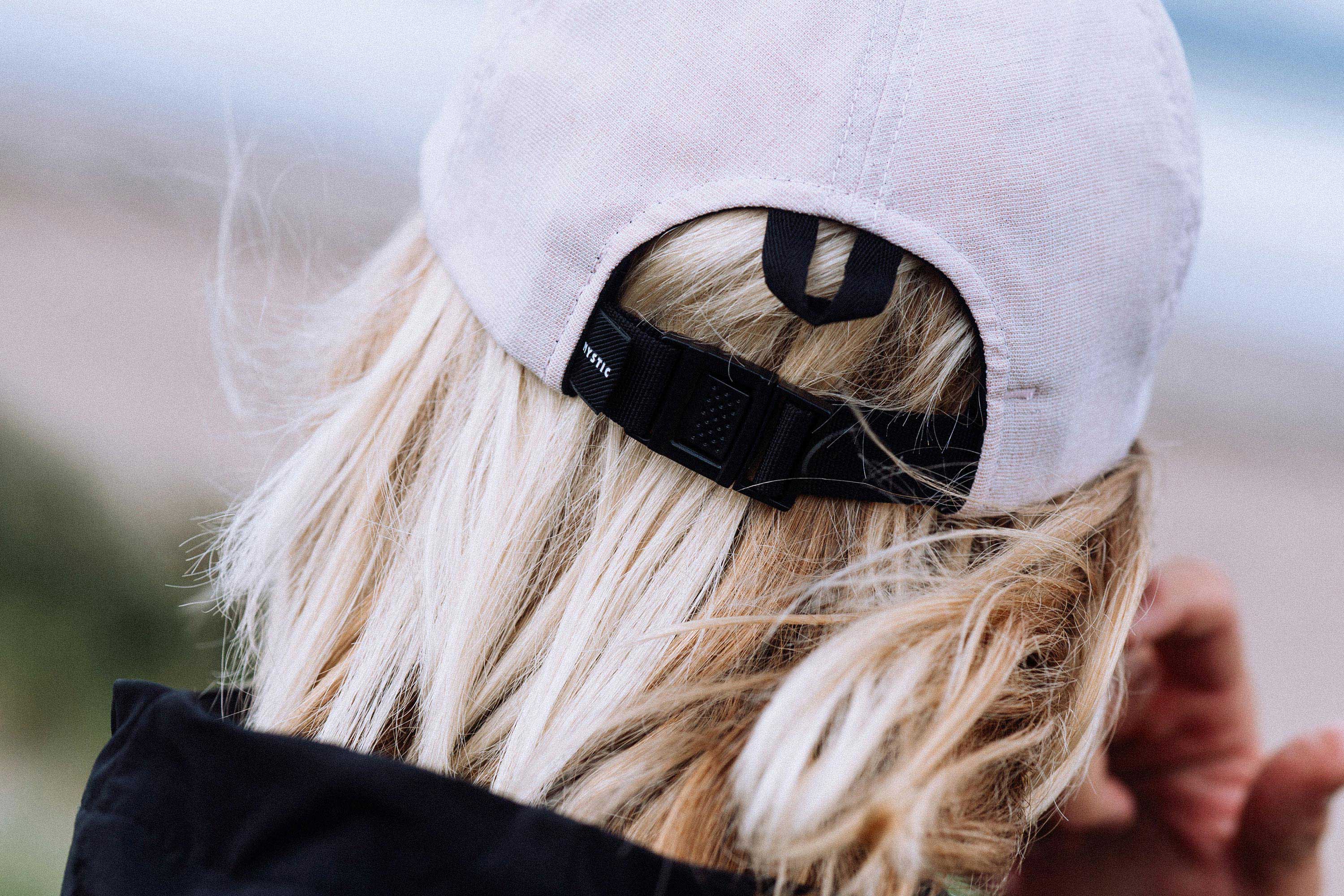 Mystic Quicksand casquette surf blanc cassé sangle clip